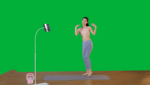 年轻女人居家运动健身绿幕14秒视频