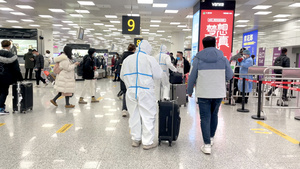 郑州新郑国际机场T2航站楼穿着防护服拉着行李箱出站的旅客19秒视频