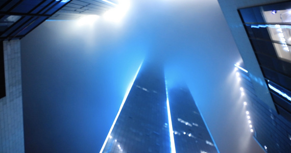 4K高清青岛中央商务区夜景浓雾在高楼间翻滚视频