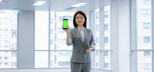 职场商务女性展示手机绿幕11秒视频
