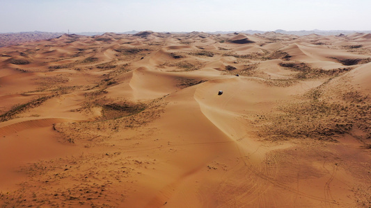 航拍沙漠汽车行驶在沙漠中汽车广告素材视频