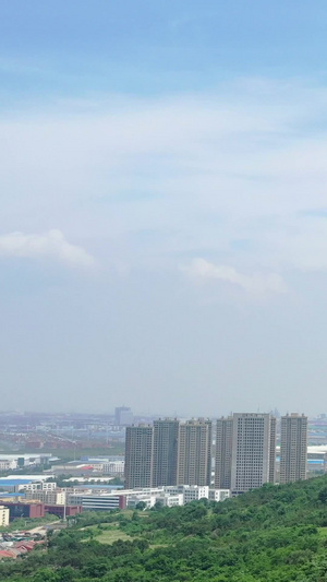 山顶上的电视塔航拍视频城市风光49秒视频