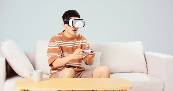 男青年居家体验VR游戏视频