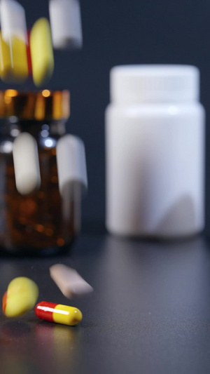 药片胶囊瓶罐泼洒慢动作保健品药物14秒视频