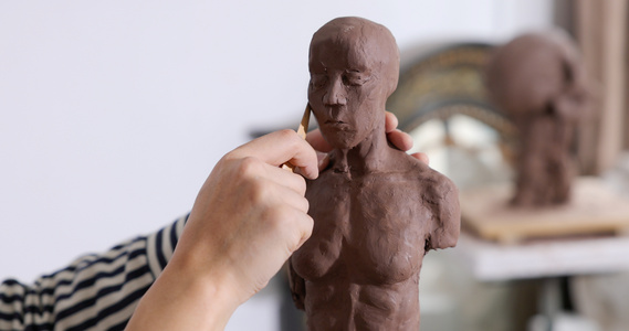 艺术家专注雕刻塑像特写视频
