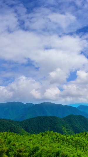 蓝天白云下的山峦叠嶂自然风光15秒视频