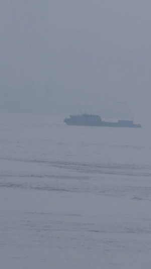 城市雾霾迷雾天气长江水上交通航行中客运游船素材城市素材66秒视频