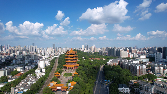 航拍城市蓝天白云晴朗天空地标建筑湖北5A级旅游黄鹤楼景区4k素材视频