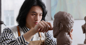 年轻男艺术家专注雕刻雕塑36秒视频