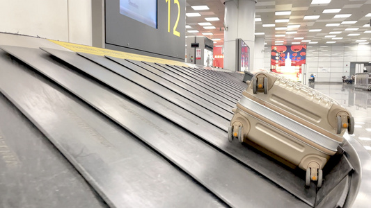 机场航站楼行李提取传送带上的行李箱视频
