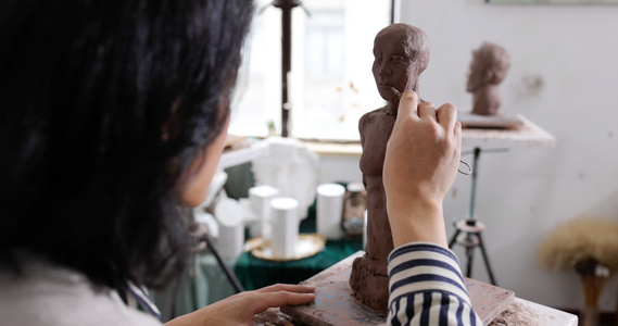 年轻男艺术家专注雕刻雕像视频