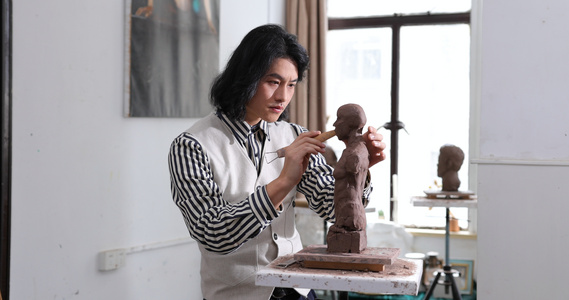年轻男艺术家专注雕刻视频