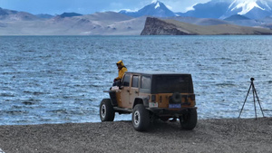 西藏羊湖边自驾航拍12秒视频