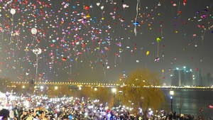城市跨年节日夜晚放飞气球庆祝活动现场人群4k素材54秒视频