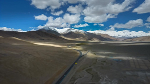 航拍5A新疆帕米尔旅游景区高原公路与公格尔九别峰雪山3秒视频