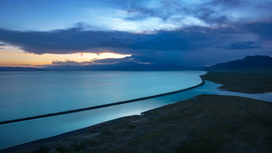 5A景区航拍日落时分的新疆赛里木湖景区3秒视频