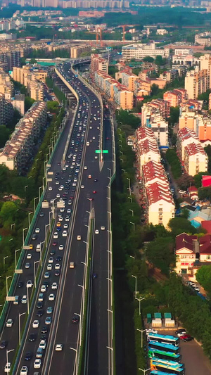 南京双桥门立交桥枢纽航拍城市交通43秒视频