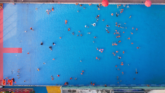 航拍城市夏天消暑降温体育运动游泳亲子4k素材视频