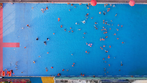 航拍城市夏天消暑降温体育运动游泳亲子4k素材77秒视频