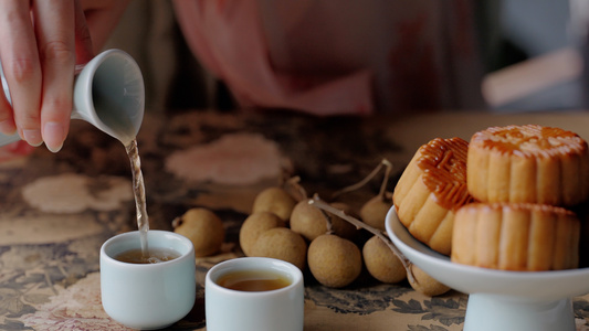 用手倒茶配桂圆和月饼视频