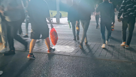 夜晚城市广告牌灯光红绿灯路口过斑马线的人[变灯]视频