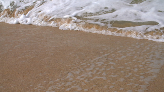 海浪冲击沙滩视频