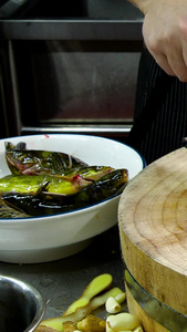 厨师切鲢鱼处理生鲜下厨准备食材世界厨师日视频