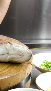 厨师切鲢鱼处理生鲜下厨准备食材世界厨师日视频