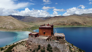 西藏羊湖中的寺庙日托寺航拍视频33秒视频