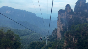 湖南5A级旅游景区张家界杨家溪游客缆车上风景4k素材63秒视频