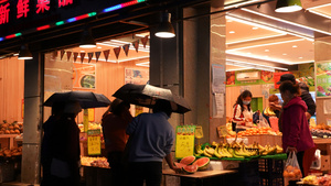 城市雨天夜晚街景夜市水果店购物的人群4k素材67秒视频