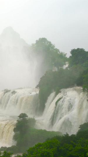 德天瀑布汛期实拍含声音跨国瀑布34秒视频