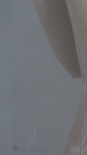 美女搓背洗澡沐浴露广告片空境素材打沐浴露49秒视频