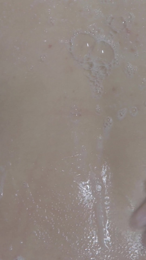 美女搓背洗澡沐浴露广告片空境素材美容美白49秒视频
