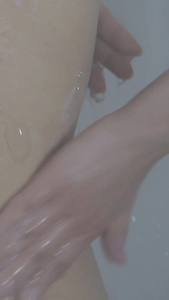 美女搓背洗澡沐浴露广告片空境素材美女洗澡视频