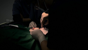 4K实拍病人在手术室做手术22秒视频