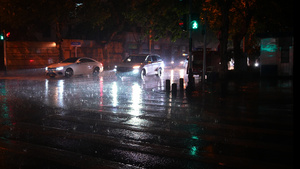 城市雨天交通街道灯光车流4k素材62秒视频