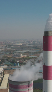 航拍化工厂工业生产设备污染烟囱石油化工视频