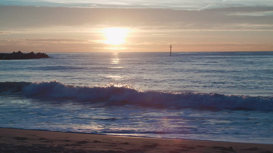 清晨黎明日出太阳升起平静的海洋海浪海滩沙滩视频