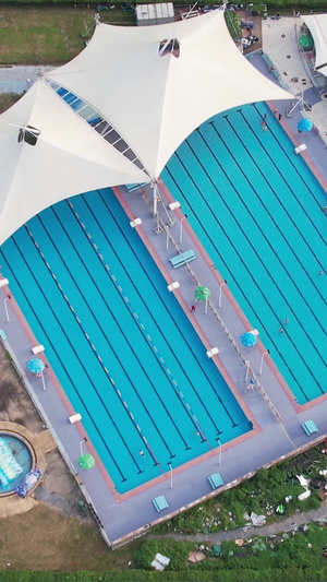 航拍城市夏天游泳池游泳运动健身减肥休闲娱乐素材城市素材65秒视频