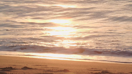清晨黎明日出太阳升起平静的海洋海浪海滩沙滩视频