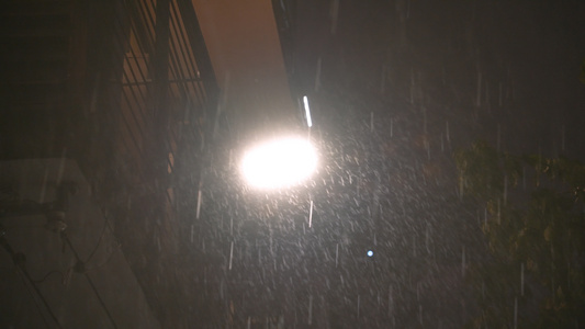 4k素材慢镜头升格拍摄城市雨季夜晚路灯雨水雨滴视频