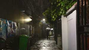 4k素材慢动作升格拍摄城市雨天夜晚路灯下回家的情侣背影61秒视频