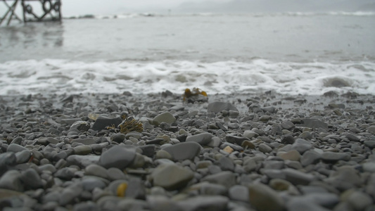 海浪冲上小石头海滩视频