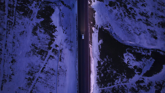 傍晚行驶在雪地公路的汽车视频