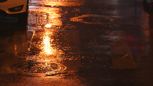 4k素材慢动作升格拍摄城市夜晚下雨天街景灯光车流58秒视频