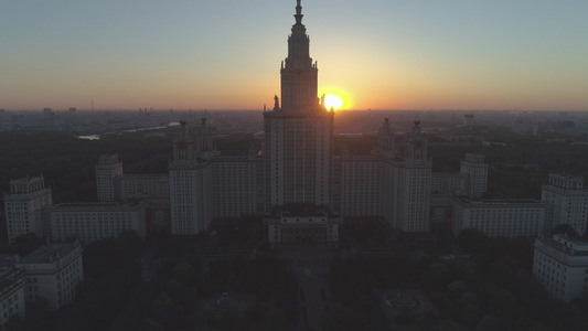 莫斯科州立大学和城市日出时的天线俄罗斯空中观察无人驾驶视频