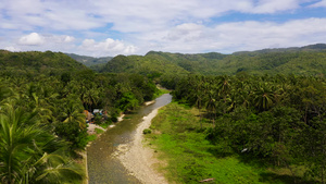 热带岛屿上的山河顶层风景10秒视频