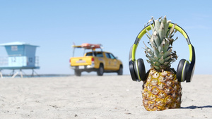 耳机中的菠萝沙海滨海岸热带夏季异国水果14秒视频