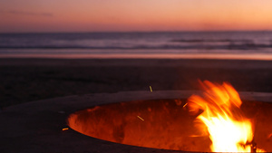 美国加利福尼亚州的篝火坑暮色海滩上13秒视频